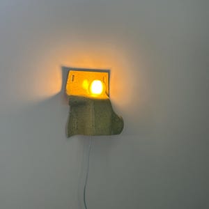 Aplique de pared de cerámica amarilla hecho a mano, luz de acento moderna con enchufe, lámpara de diseño escultural. imagen 3