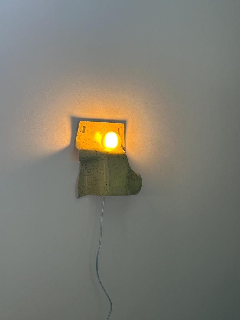 Aplique de pared de cerámica amarilla hecho a mano, luz de acento moderna con enchufe, lámpara de diseño escultural. imagen 3
