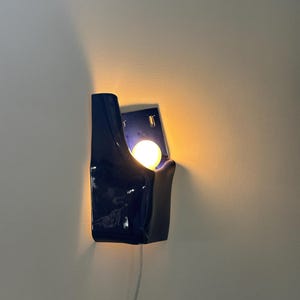 Cobalt Blue Ceramic Wall Sconce, Plug-In or Hardwired Dimmable Lamp, Handmade Sculptural Wall Light, Modern Accent Lighting, Hardwire Sconce bild 3
