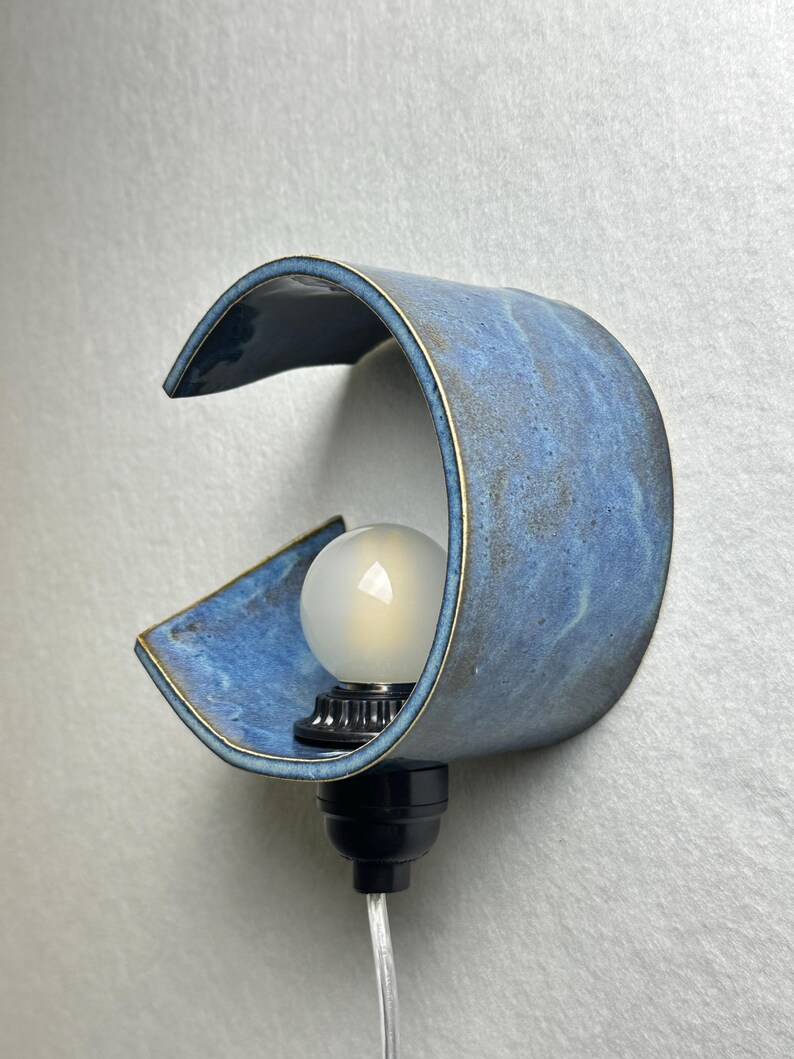 Applique a spina in ceramica blu realizzata a mano, illuminazione ambientale dimmerabile, luce d'accento moderna immagine 7