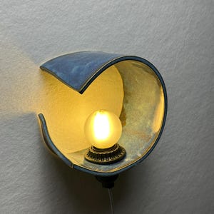 Applique a spina in ceramica blu realizzata a mano, illuminazione ambientale dimmerabile, luce d'accento moderna immagine 12