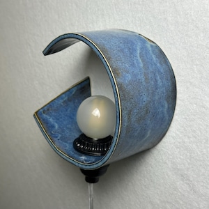 Applique a spina in ceramica blu realizzata a mano, illuminazione ambientale dimmerabile, luce d'accento moderna immagine 3