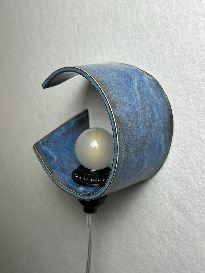 Applique a spina in ceramica blu realizzata a mano, illuminazione ambientale dimmerabile, luce d'accento moderna immagine 3