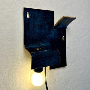 Handgjord vägglampa i keramik, marinblå accentlampa, stämningsbelysning i vägguttag bild 3