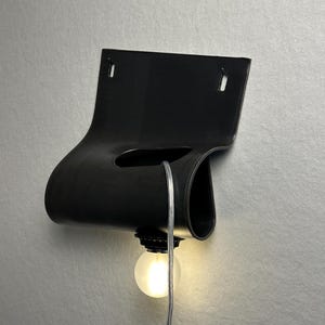 Aplique de pared de cerámica negra hecho a mano, lámpara ambiental enchufable, iluminación minimalista de gran impacto. imagen 7