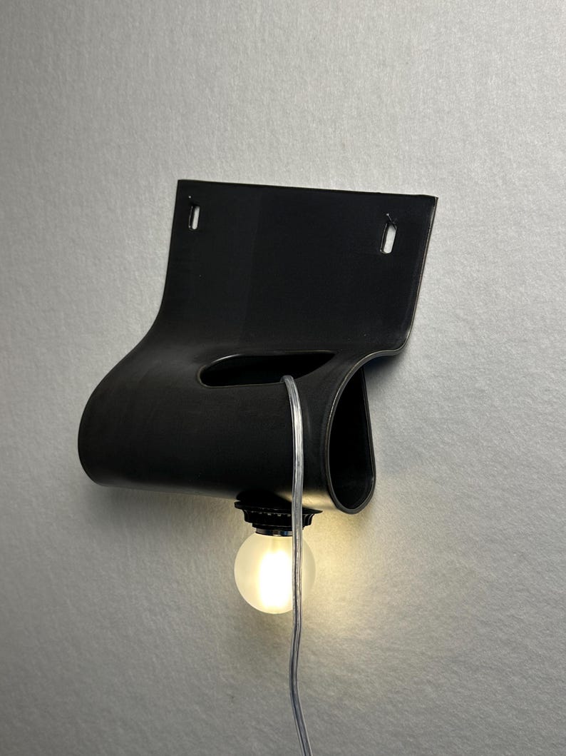 Aplique de pared de cerámica negra hecho a mano, lámpara ambiental enchufable, iluminación minimalista de gran impacto. imagen 7