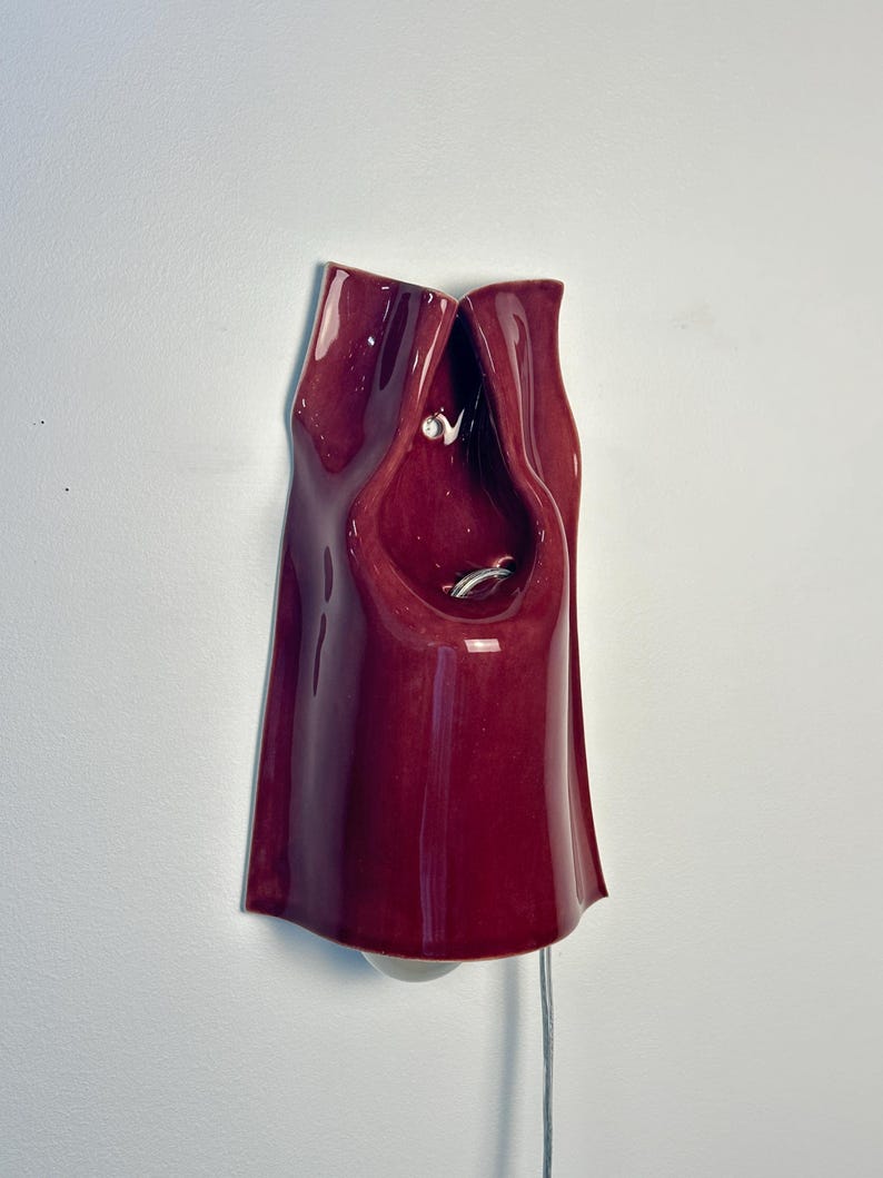 Handgjord vinröd keramisk vägglampa, modern accentlampa med pluggfunktion, stämningsfullt sken (glödlampa ingår) bild 2