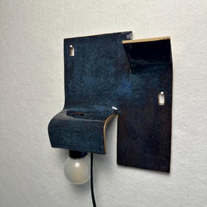 Handgjord vägglampa i keramik, marinblå accentlampa, stämningsbelysning i vägguttag bild 2