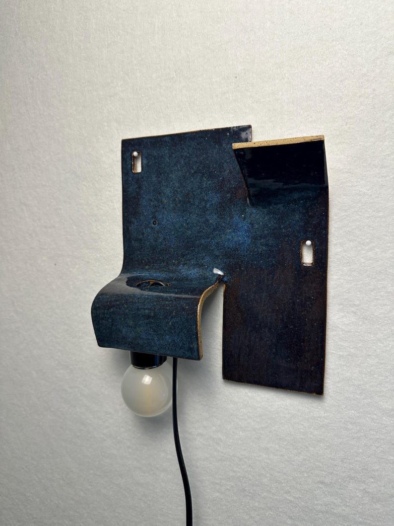 Handgjord vägglampa i keramik, marinblå accentlampa, stämningsbelysning i vägguttag bild 2