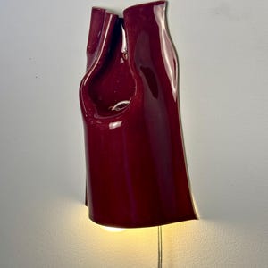 Handgjord vinröd keramisk vägglampa, modern accentlampa med pluggfunktion, stämningsfullt sken (glödlampa ingår) bild 10