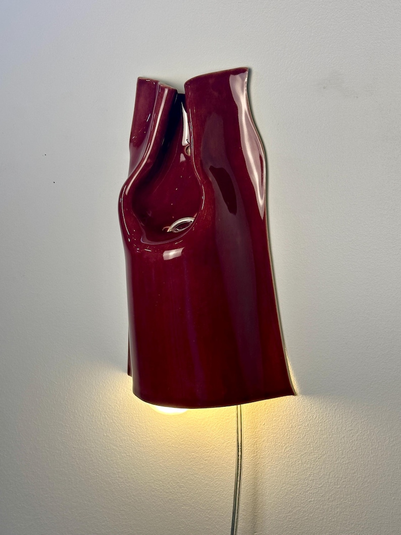 Handgjord vinröd keramisk vägglampa, modern accentlampa med pluggfunktion, stämningsfullt sken (glödlampa ingår) bild 10