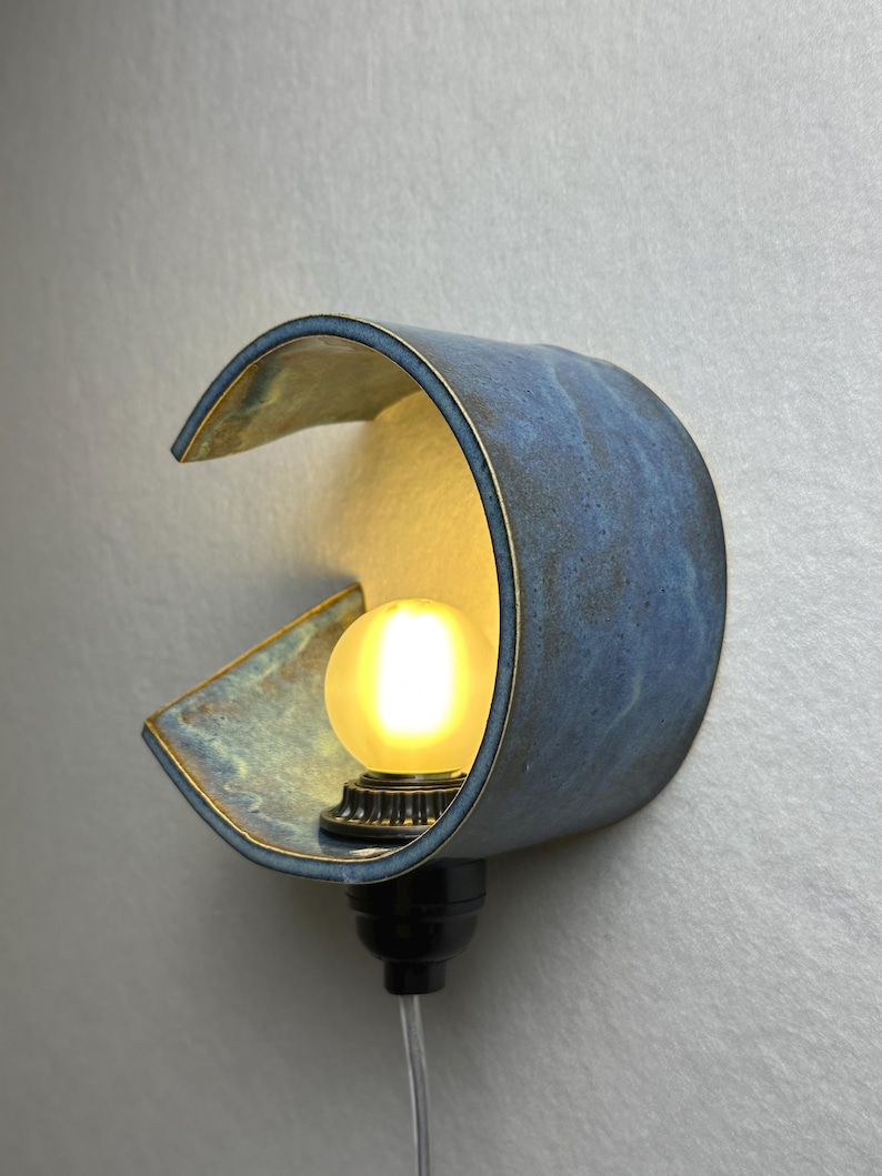 Applique a spina in ceramica blu realizzata a mano, illuminazione ambientale dimmerabile, luce d'accento moderna immagine 1