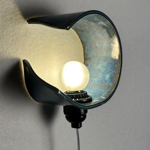 Applique a spina in ceramica blu realizzata a mano, illuminazione ambientale dimmerabile, luce d'accento moderna immagine 4