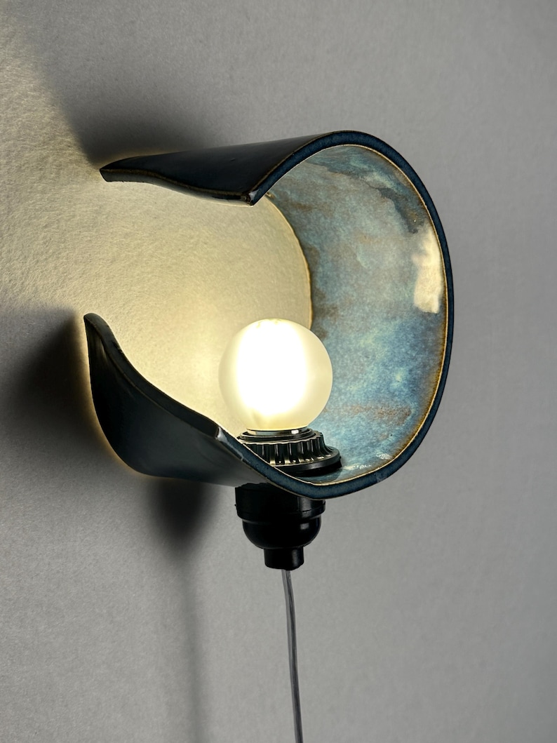 Applique a spina in ceramica blu realizzata a mano, illuminazione ambientale dimmerabile, luce d'accento moderna immagine 4