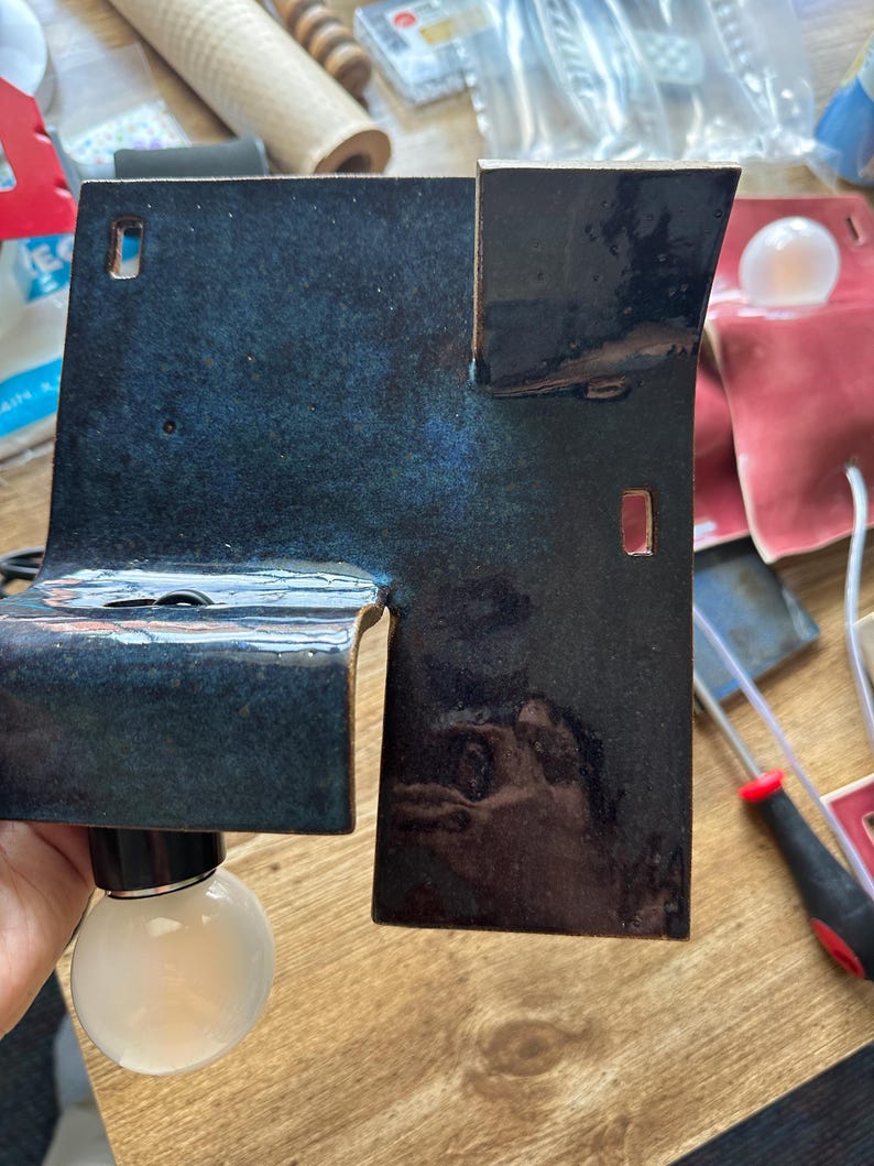 Handgjord vägglampa i keramik, marinblå accentlampa, stämningsbelysning i vägguttag bild 5
