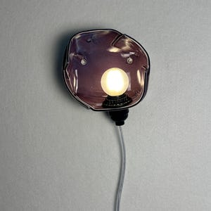 Handgefertigte lila Keramik-Wandleuchte, moderne Statement-Lampe, dimmbares Licht mit Stecker Bild 7