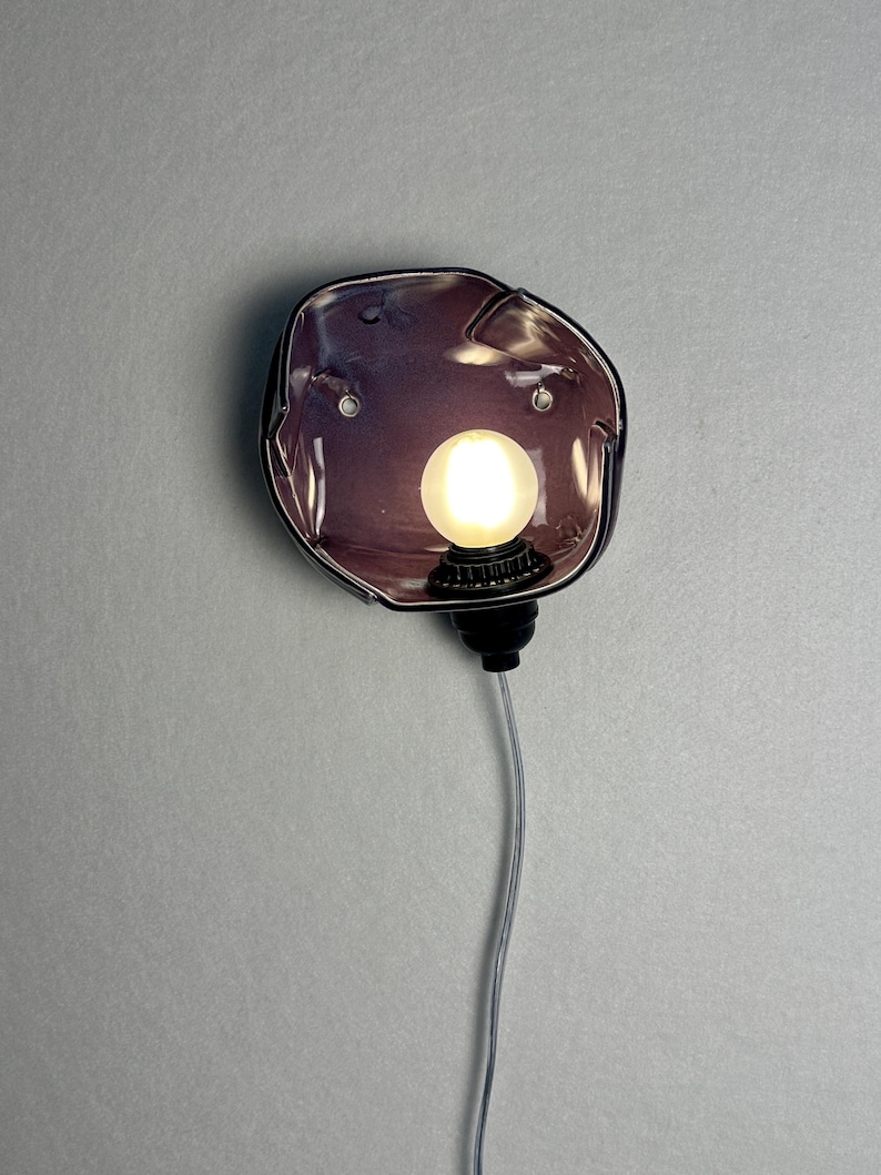 Handgefertigte lila Keramik-Wandleuchte, moderne Statement-Lampe, dimmbares Licht mit Stecker Bild 7