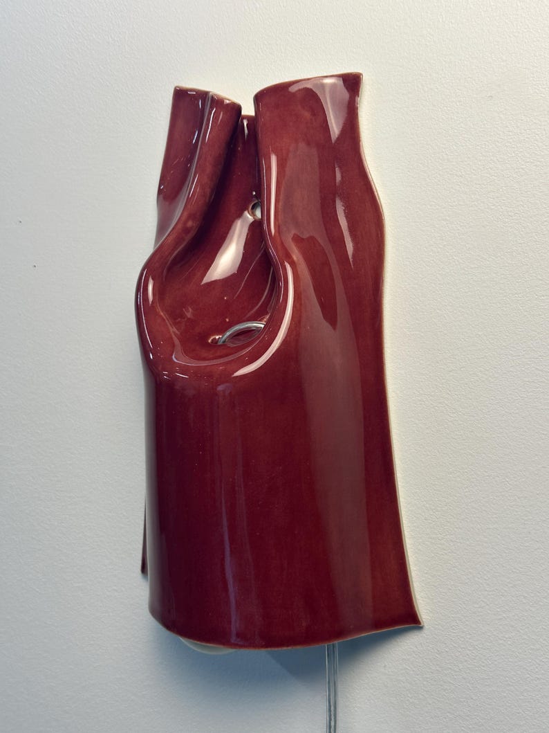 Handgjord vinröd keramisk vägglampa, modern accentlampa med pluggfunktion, stämningsfullt sken (glödlampa ingår) bild 3