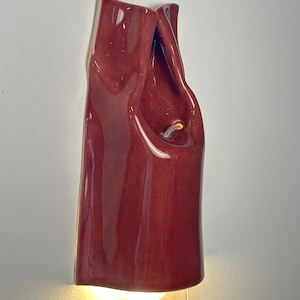 Handgjord vinröd keramisk vägglampa, modern accentlampa med pluggfunktion, stämningsfullt sken (glödlampa ingår) bild 1
