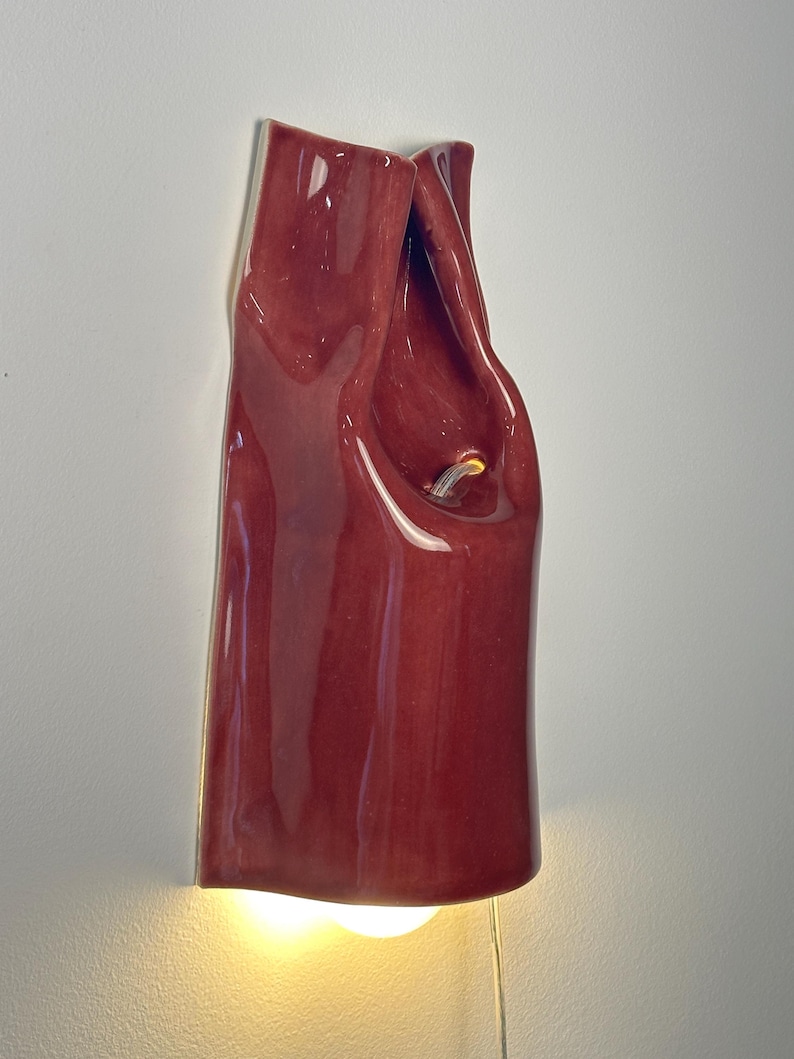 Handgjord vinröd keramisk vägglampa, modern accentlampa med pluggfunktion, stämningsfullt sken (glödlampa ingår) bild 1