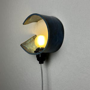 Applique a spina in ceramica blu realizzata a mano, illuminazione ambientale dimmerabile, luce d'accento moderna immagine 6