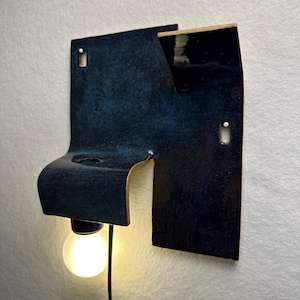 Handgjord vägglampa i keramik, marinblå accentlampa, stämningsbelysning i vägguttag bild 1