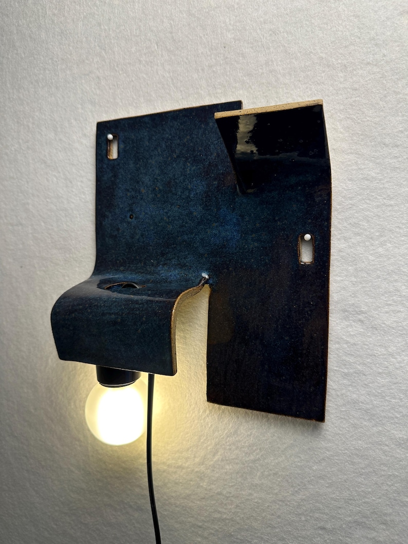 Handgjord vägglampa i keramik, marinblå accentlampa, stämningsbelysning i vägguttag bild 1