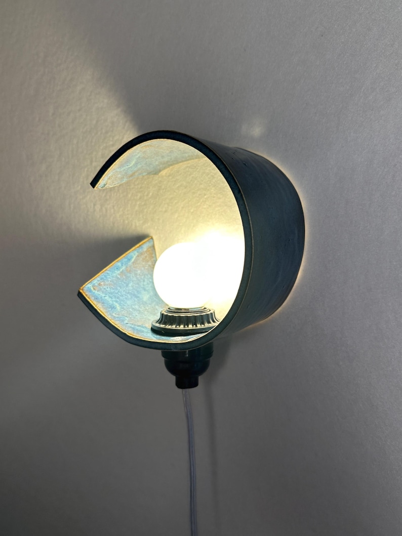 Applique a spina in ceramica blu realizzata a mano, illuminazione ambientale dimmerabile, luce d'accento moderna immagine 5