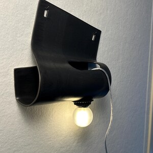 Aplique de pared de cerámica negra hecho a mano, lámpara ambiental enchufable, iluminación minimalista de gran impacto. imagen 8