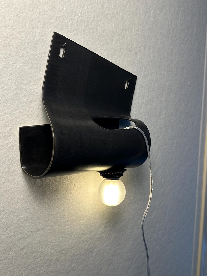 Aplique de pared de cerámica negra hecho a mano, lámpara ambiental enchufable, iluminación minimalista de gran impacto. imagen 8