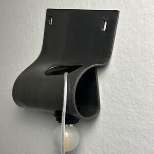 Aplique de pared de cerámica negra hecho a mano, lámpara ambiental enchufable, iluminación minimalista de gran impacto. imagen 2