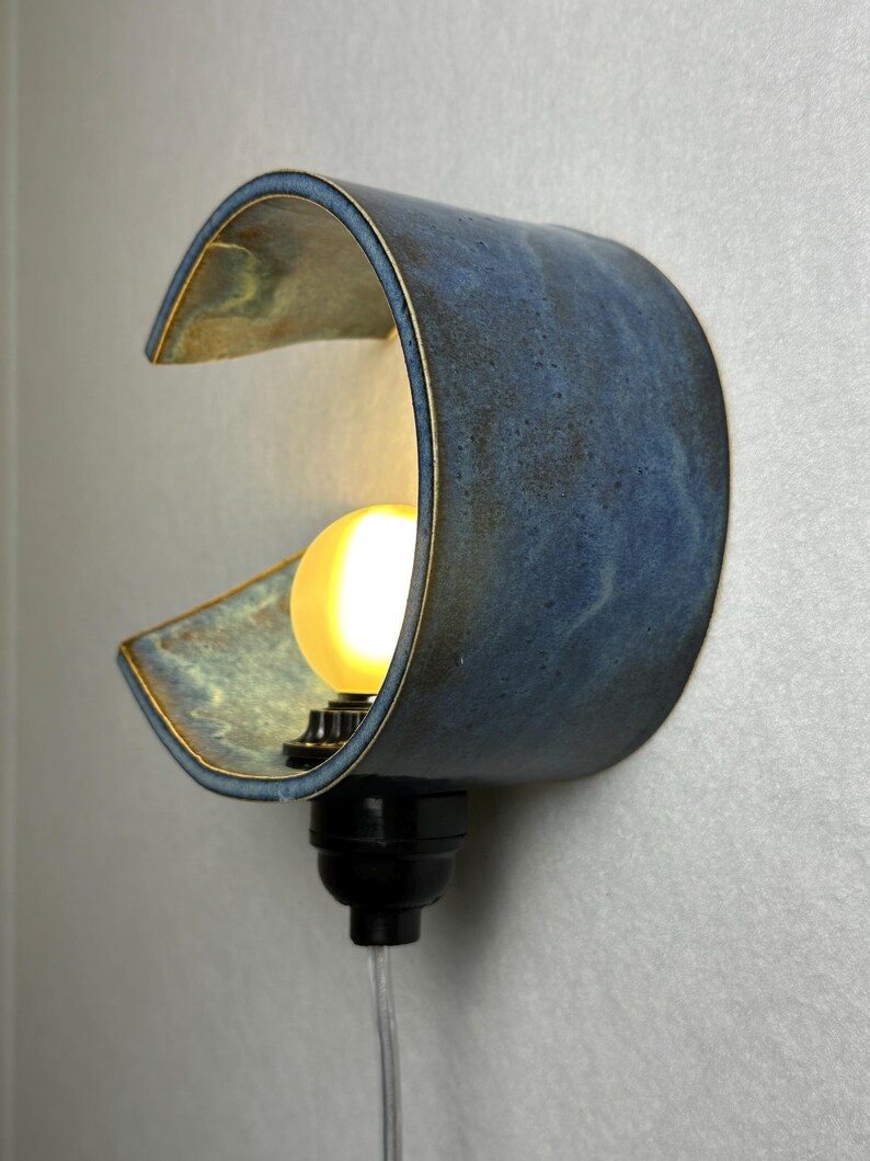 Applique a spina in ceramica blu realizzata a mano, illuminazione ambientale dimmerabile, luce d'accento moderna immagine 9
