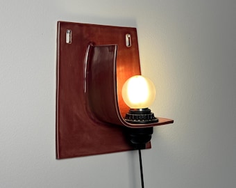 Aplique de pared de cerámica burdeos hecho a mano, luminaria de ambiente enchufable.