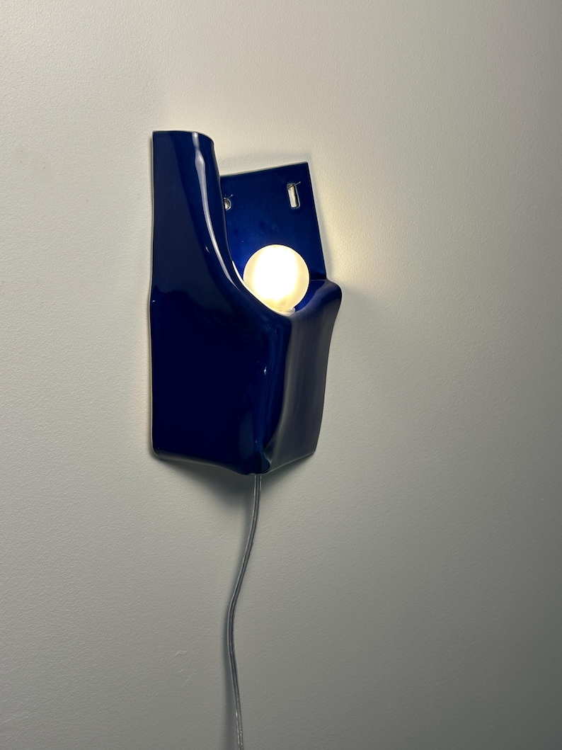Cobalt Blue Ceramic Wall Sconce, Plug-In or Hardwired Dimmable Lamp, Handmade Sculptural Wall Light, Modern Accent Lighting, Hardwire Sconce bild 5