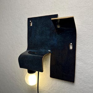 Handgjord vägglampa i keramik, marinblå accentlampa, stämningsbelysning i vägguttag bild 4
