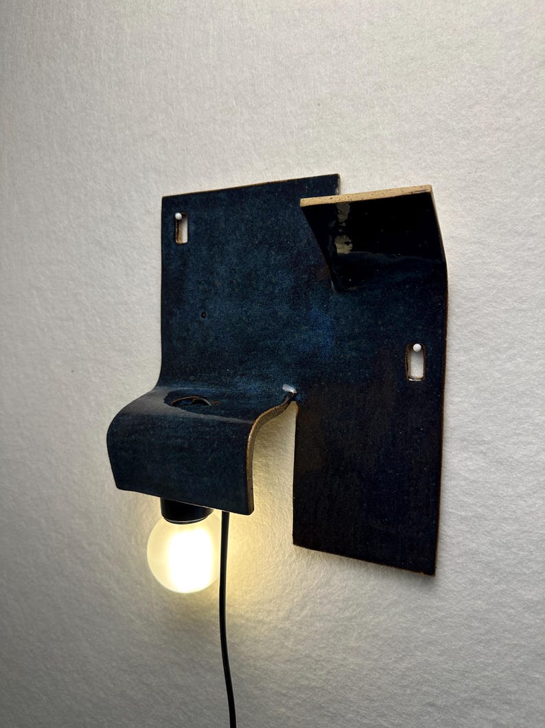Handgjord vägglampa i keramik, marinblå accentlampa, stämningsbelysning i vägguttag bild 4