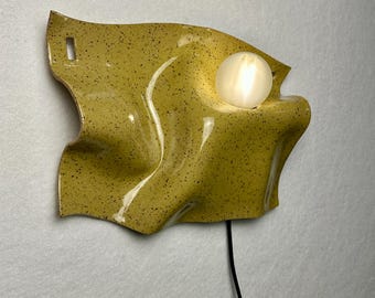 Arandela de parede de cerâmica amarela, luminária moderna com plugue, fácil instalação, ideal para quartos, salas de estar, reformas e como luz de destaque contemporânea.