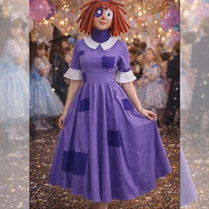 Puede incluir: Una persona con un vestido morado con parches morados oscuros, cuello blanco y puños blancos. Lleva una peluca roja y una máscara de muñeca. El vestido llega a la rodilla y tiene una falda amplia. El fondo está borroso, sugiriendo una fiesta.