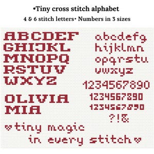Könnte beinhalten: Eine Kreuzstich-Alphabet- und Zahlentabelle in Rot auf weißem Hintergrund. Die Tabelle enthält Groß- und Kleinbuchstaben, Zahlen in drei Größen sowie die Wörter "OLIVIA" und "MIA". Der Text "Tiny magic in every stitch" ist ebenfalls enthalten.