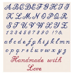 Può includere: Un motivo a punto croce su uno sfondo di tessuto chiaro che presenta un alfabeto completo in lettere maiuscole e minuscole, numeri da 0 a 9, segni di punteggiatura e il testo ricamato in rosso "Handmade with Love" in corsivo.