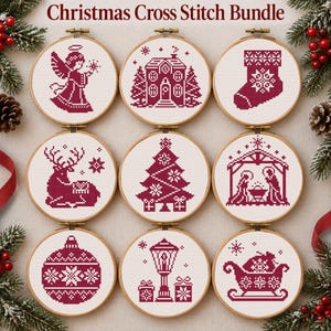 Pode incluir: Um conjunto de ponto cruz de Natal com nove bastidores de madeira circulares. Cada bastidor contém tecido branco com um design de ponto cruz vermelho escuro, incluindo um anjo, uma casa, uma meia, uma rena, uma árvore, um presépio, uma bola, um poste de luz e um trenó.