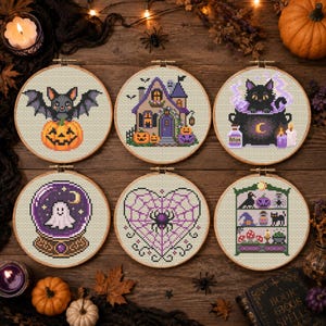 Può includere: Sei telai da ricamo circolari in legno contenenti motivi a punto croce a tema Halloween: un pipistrello su una zucca, una casa stregata, un gatto nero in un calderone, un fantasma in una sfera di cristallo, una ragnatela a cuore e pozioni.