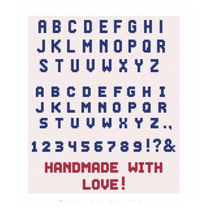 Könnte beinhalten: Ein Kreuzstichmuster mit zwei Sätzen des englischen Alphabets in Dunkelblau, gefolgt von den Zahlen 1 bis 9, Satzzeichen und dem roten Text "HANDMADE WITH LOVE!" auf einem hellrosa Gitterhintergrund für Stickereiprojekte.