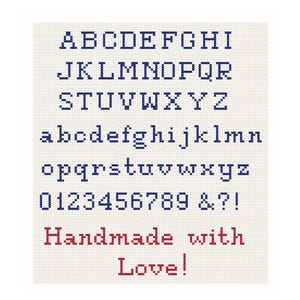 Puede incluir: Un patrón de punto de cruz sobre tela blanca que presenta el alfabeto inglés completo en mayúsculas y minúsculas en azul oscuro, junto con los números 0-9 y los símbolos &?!. La frase "Handmade with Love!" está bordada en rojo abajo.