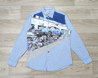 Camicia Desigual azzurra con grafica patchwork • Stampa auto americana • Streetwear artistico Y2K • Casual urbano estivo • Capo di design di tendenza