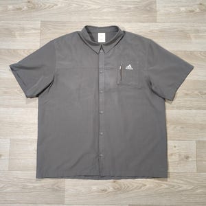 Adidas Hemd mit Reißverschlusstasche in Taupe • Vintage 2008 • Techwear Gorpcore Minimalistisch • Gesticktes Logo • Lockerer Oversized-Schnitt
