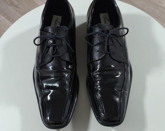 Svarta Derbyskor i lackläder • Tillverkade i Italien • Preppy-skräddarsydda kläder från Old Money • Retro Business Chic • EU 41 US 8 Herr