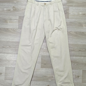 Calça Polo Ralph Lauren Hammond • Chino plissada vintage dos anos 90 • Bege pedra, estilo Ivy League clássico • Corte clássico • Tamanho 36 (cintura) / 34 (comprimento)