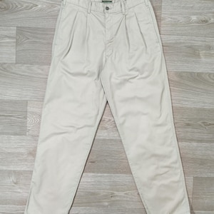 Pantaloni chino vintage Dockers L32 x L32 • Vestibilità classica plissettata anni '90 • Prodotti in Marocco • Pantaloni in cotone color crema • Abbigliamento da lavoro preppy retrò da uomo