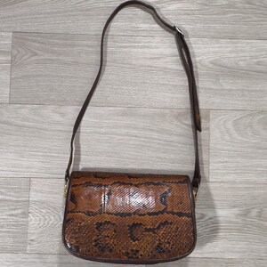 Torebka typu crossbody z lat 90. z prawdziwej skóry z efektem pytona • Koniak w kolorze brązowym • Włoski szyk • Stare pieniądze • Spokojny luksus